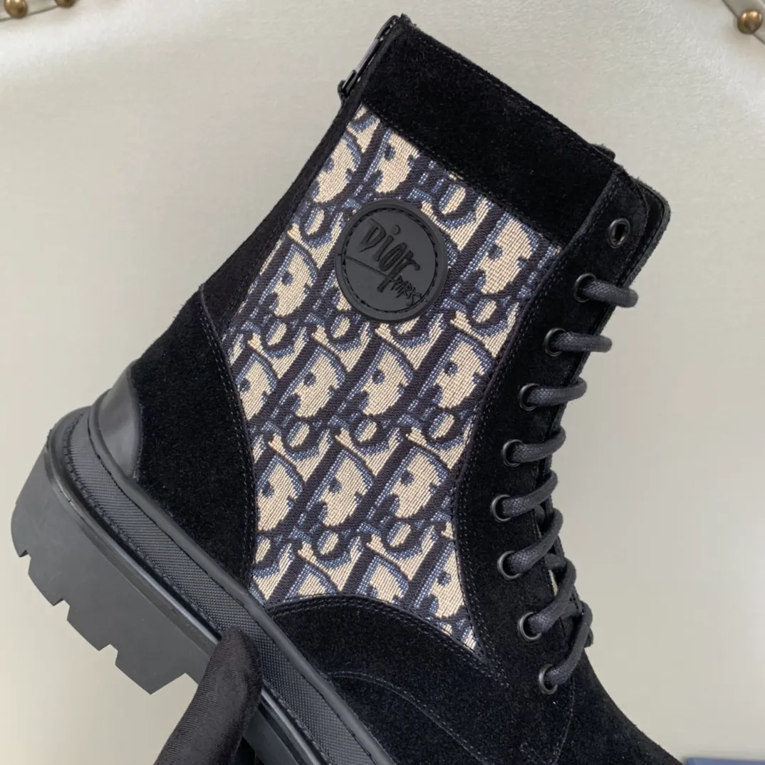 [DIOR] Top P: 920💰 Number of yards: 39~44 (38.45 custom-made, non-refundable) Dior Dior~ Winter series, original 1:1 development Casual men's leather shoes Made with heavy investment, shoes and boots are made of imported cowhide + imported Dior special fabric Not easily deformed black cowhide lining Dior large hardware inlay Original TPU vacuum outsole, black cowhide Black open edge beads Military green suede Black suede Khaki suede leather is crafted by a large factory, and the perfect product is only prepared for you who know your taste! Any comparisons are welcome.